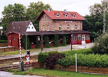 Rotes Bahnhofgebäude in Langlau