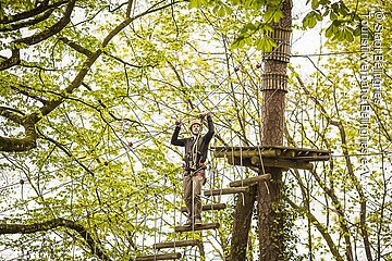 Kletterer im Altmühltaler Abenteuerpark