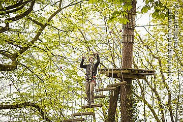 Kletterer im Altmühltaler Abenteuerpark