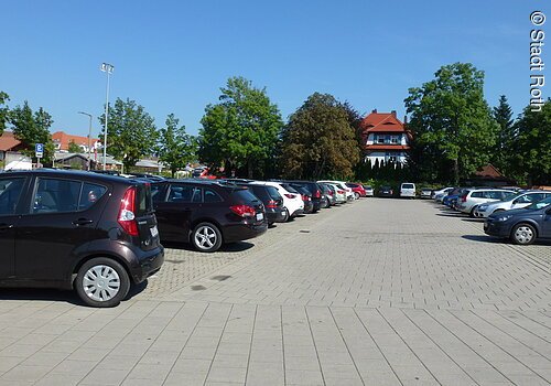 Autos auf dem Großparkplatz in Roth
