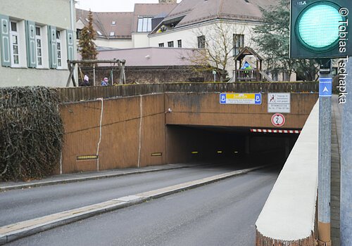 Grüne Ampel an der Tiefgarage im Zentrum Roth