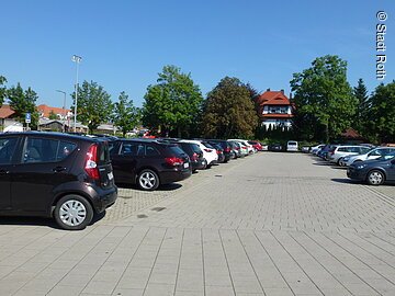 Autos auf dem Großparkplatz in Roth