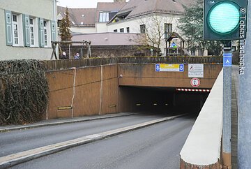 Grüne Ampel an der Tiefgarage im Zentrum Roth