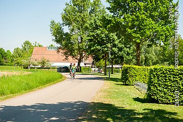 Rothsee_Uferweg mit Fahrradfahrern_Roth©David Haas