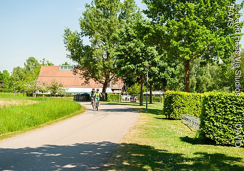 Rothsee_Uferweg mit Fahrradfahrern_Roth©David Haas