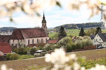 Ehemaliges Kloster und Wehrkirche im Hintergrund©Katharina Steca