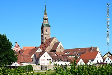 Stadtbefestigung mit Silhoutte von Wolframs-Eschenbach