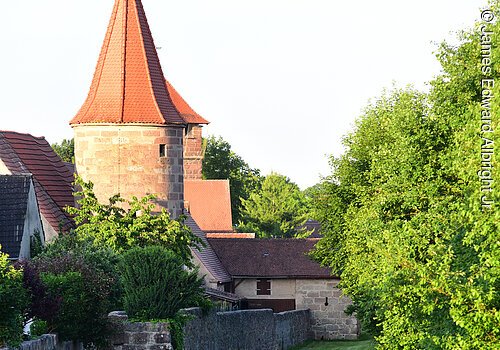 Rundweg mit Sicht auf Hungerturm in Wolframs-Eschenbach