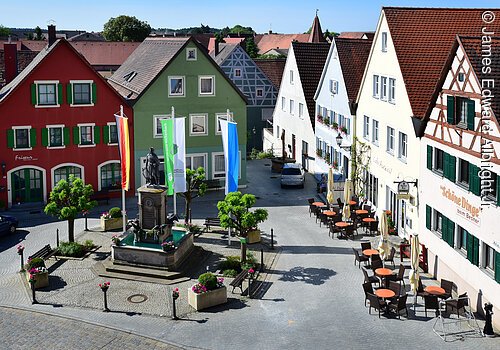 Wolframs-Denkmal und Café Parzival - Marktplatz von Wolframs-Eschenbach