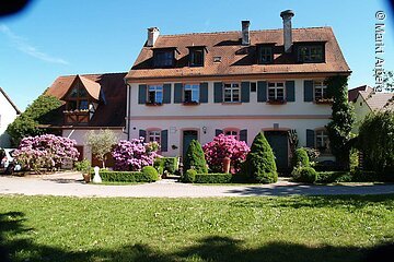 Ansicht auf das alte Schulhaus in Mörsachdas über ein Atelier mit Ausstellungsgalerie verfügt.