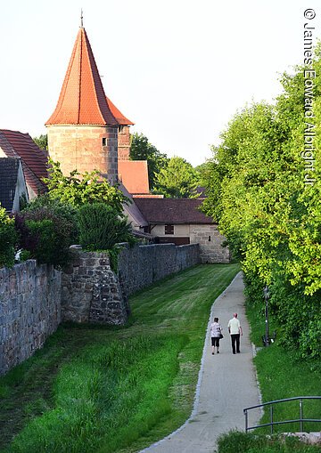 Rundweg mit Sicht auf Hungerturm in Wolframs-Eschenbach