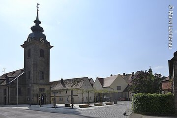 Dreieinigkeitskirche mit Martin-Luther-Platz Lichtenau