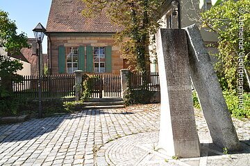 Synagoge mit Gedenkstein©Gemeinde Georgensgmünd